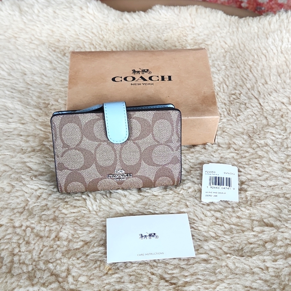 NWT IOB Coach Med Signature & Pale Blue Corner Zip Wallet 🩵